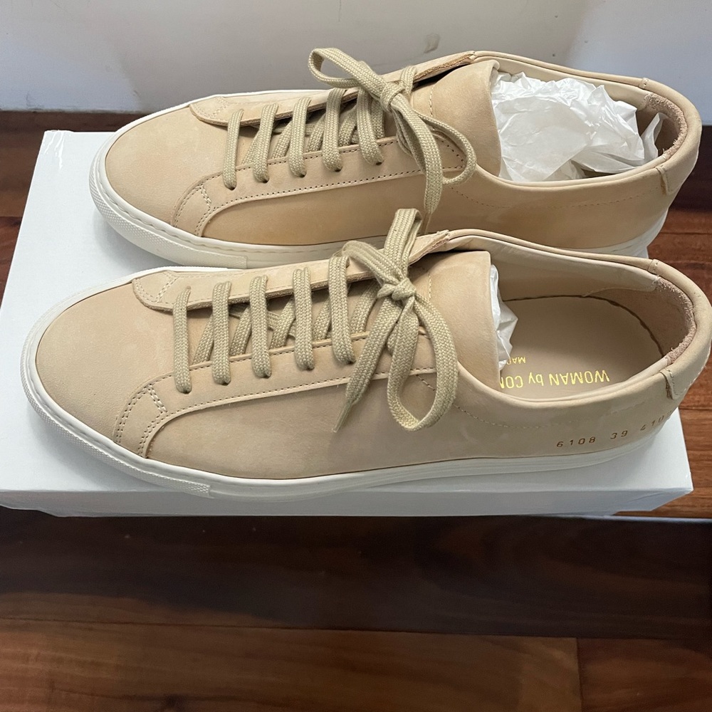 NWT women’s Common Projects, size 39. Perfect shoe! Just doesn’t fit me 😭